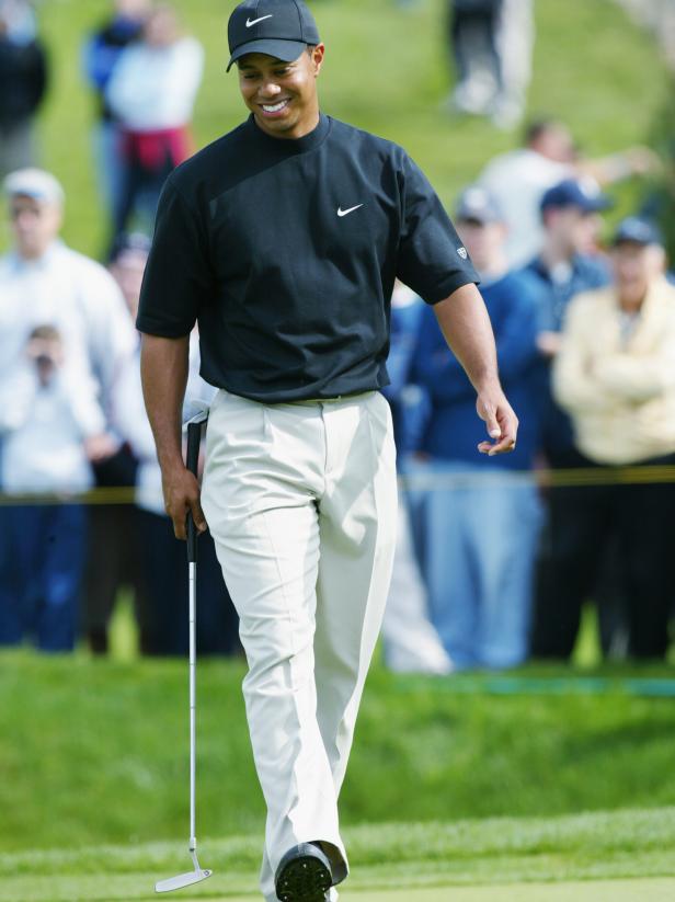 ao-polo-khong-co-tiger-woods-2003