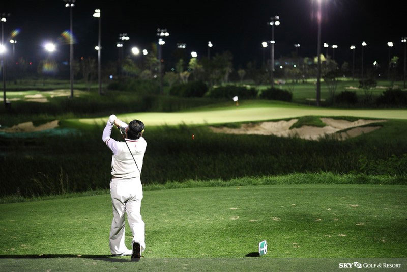 chong-muoi-khi-danh-golf-dem